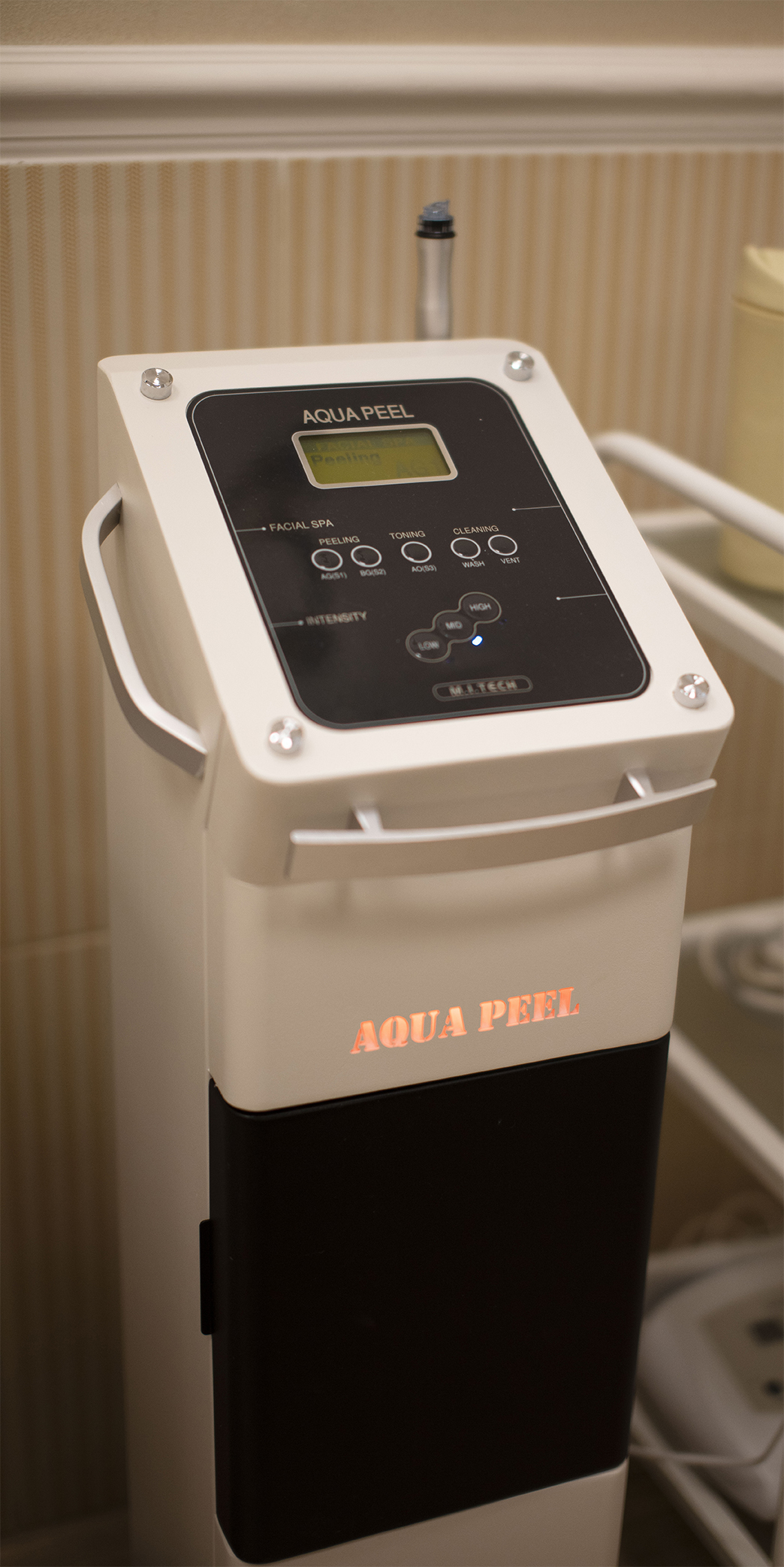 Аппарат для процедуры аквапилинга Aqua Peel в косметологии Атмосфера красоты